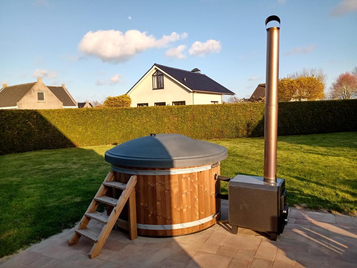 Wellnesshuis Met Hottub, Ligbad En Grote Tuin Βίλα Tzummarum Εξωτερικό φωτογραφία