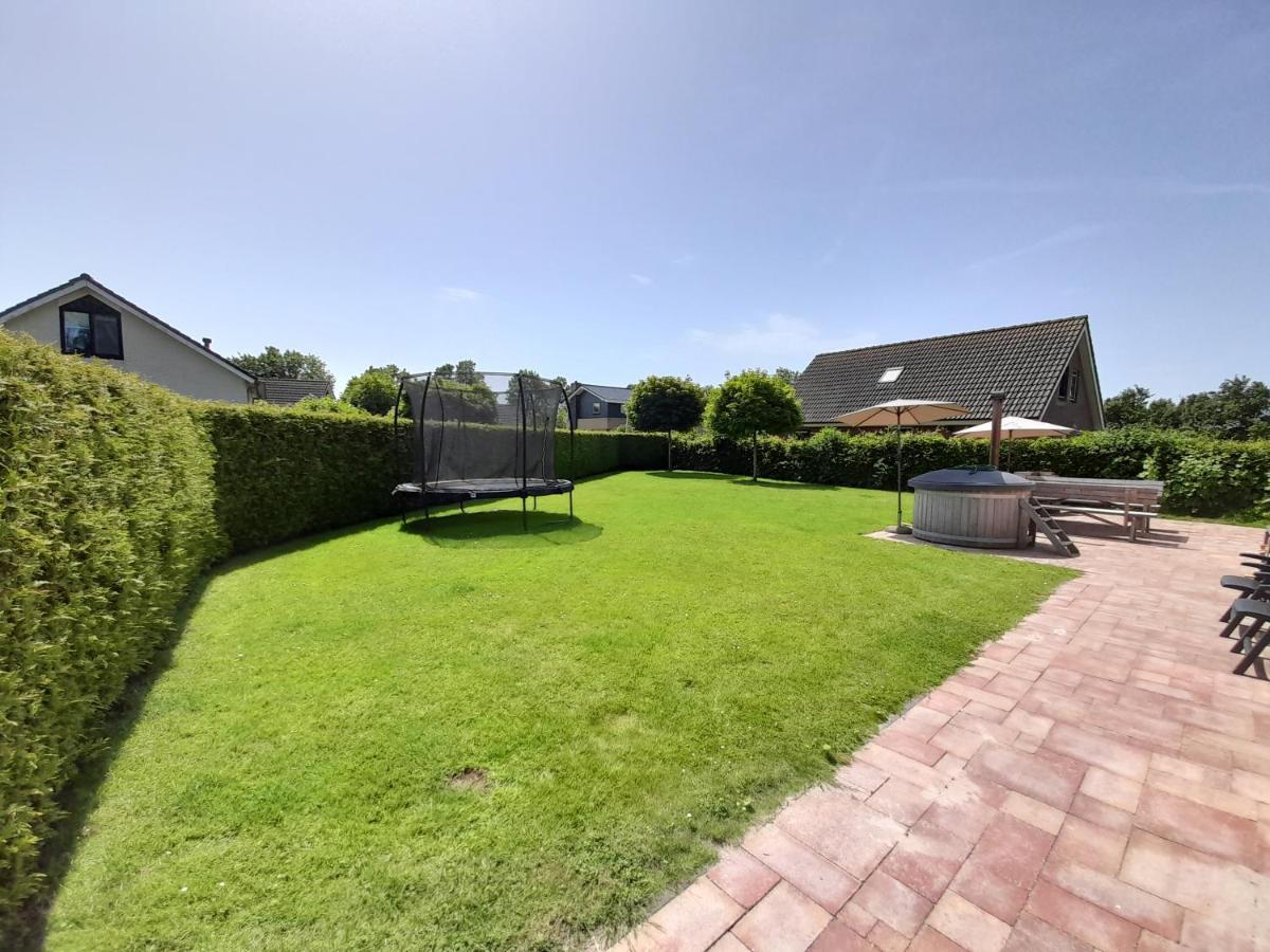 Wellnesshuis Met Hottub, Ligbad En Grote Tuin Βίλα Tzummarum Εξωτερικό φωτογραφία